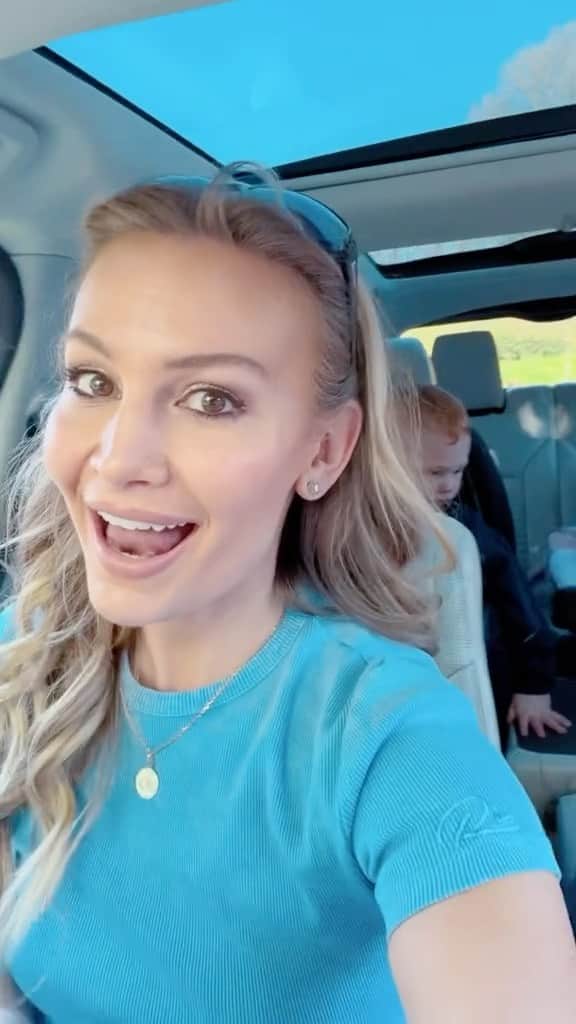 Anna Sacconeのインスタグラム：「First school pickup of summer term! 🌤️🚗 #sacconejolys #momof4 #mumof4 #annasaccone #momlife #mumlife #4kidsmama #mommyvlogger #schoolpickup #summerterm」