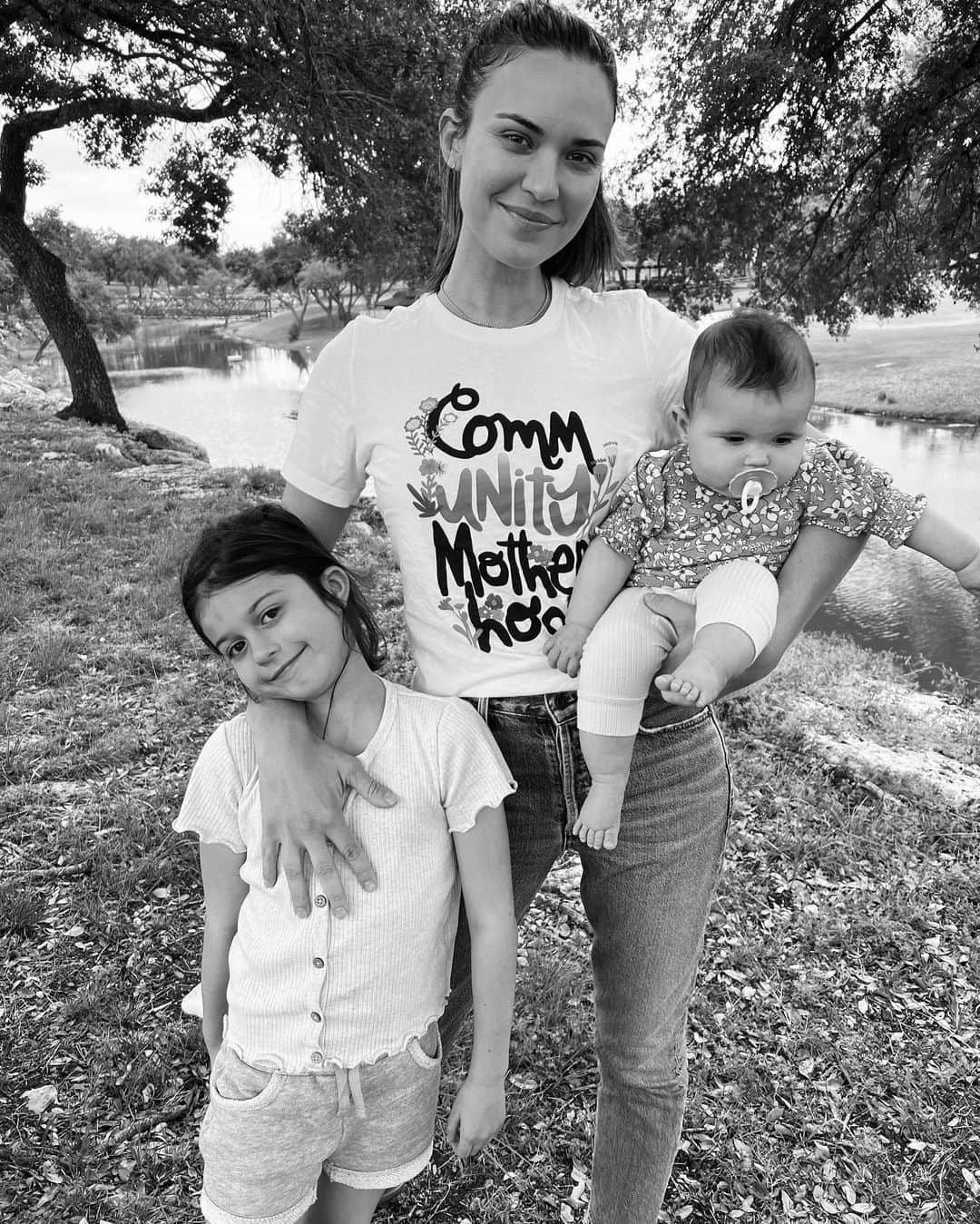 オデット・アナブルのインスタグラム：「It takes a community to thrive. I treasure my community and wouldn’t possibly be the same Mother without them. The unity in community is what brings us together. We can’t do this alone! This year I continue to support @allianceofmoms to keep their goal of providing support to expectant and parenting youth in the foster care system. This T- Shirt is a reminder to continue pressing forward and to lean on your community through your journey. Link in bio to donate and shop my shirt!  #allianceofmoms」