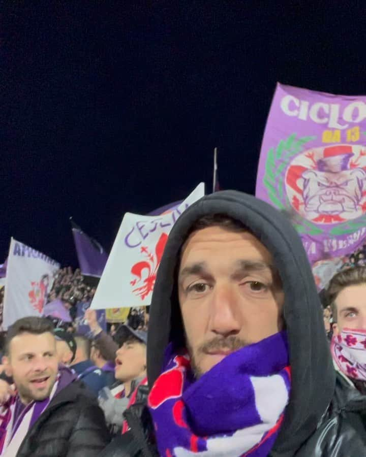 ゴンサロ・ロドリゲスのインスタグラム：「Passano gli anni,prima da dentro ,adesso da fuori ..Ma riesco ancora a sentirmi come se fossi in casa mia …Grazie fiorentina,Grazie curva fiesole …💜💜#curvafiesole #fiorentina」