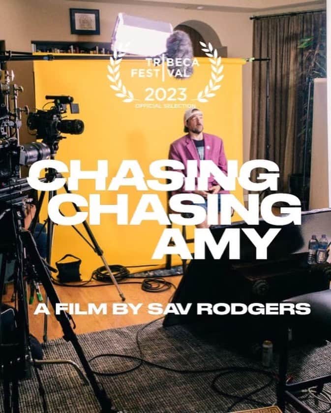 ケヴィン・スミスのインスタグラム：「Congrats to @savrodgersfilm on his doc CHASING CHASING AMY  having it’s world premiere at the  2023 @tribeca Festival!  Thanks for letting me be a part of your journey, Sav! I can’t wait to watch your film with an audience! #ChasingAmyDoc #ChasingChasingAmy」