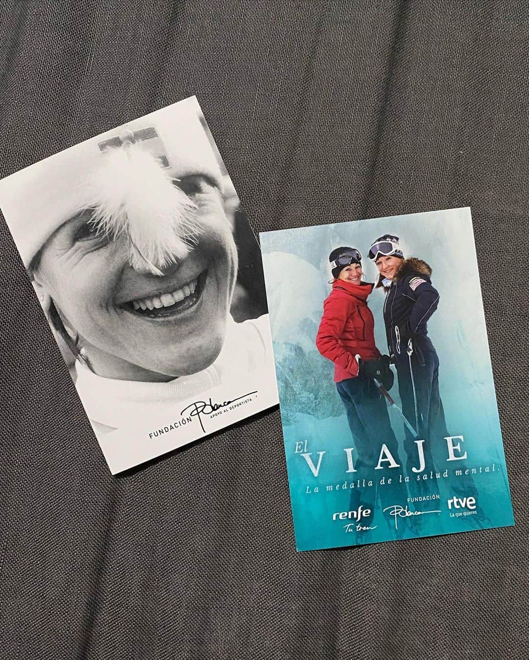 サラ・ウルタドさんのインスタグラム写真 - (サラ・ウルタドInstagram)「Antes de nada, los deportistas somos personas y por encima de cualquier resultado (sí, incluídas medallas) debe estar siempre, siempre, siempre la SALUD. Porque el deporte está para dar vida, no para quitarla.  Y si queréis saber por qué digo esto, entrad en @rtveplay y dadle al play de este maravilloso documental.  Gracias @fundblanca por este pedazo de viaje que, aunque parezca que lleva tiempo recorriéndose en el ámbito de la salud mental, creo que no hizo más que comenzar ayer noche con el estreno de este documental.   No se puede cambiar aquello de lo que no se habla.  Por eso, no me arrepiento de haberme abierto en canal en esa entrevista con @lolafernandezochoa y haber hablado por primera vez con tanta sinceridad sobre lo que he llegado a atravesar emocionalmente a lo largo de mi carrera deportiva… Siento que desde la retirada me cambió hasta la voz…  Así de grande es el sentimiento de pérdida de identidad…  Lo bueno es que de cada final surge un nuevo comienzo y estoy segura que el principio de este viaje con la @fundblanca no ha hecho nada más que abrir una rendija de todo lo que está por venir.   Por Blanca🤍  PD: Y el swing de @reginoherma3 qué? EH? 😎😜🏌🏻」4月19日 3時59分 - sarasobrehielo