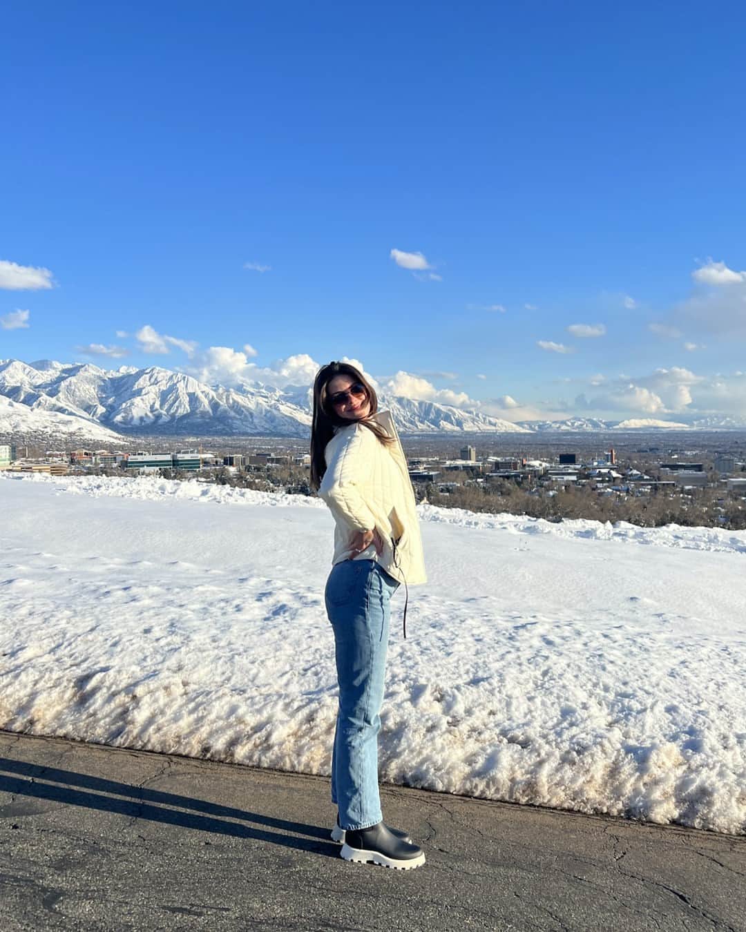 ハンターブーツのインスタグラム：「Snow-ready style with Jess Klockman (@jessiklockman) in📍 Salt Lake City, Utah for #TheHunterForecast – wearing our recycled nylon quilted jacket and City Explorer Boots.⁣ ⁣ Whatever the forecast, it's always Hunter weather. Shop our collections by snow, sun, wind and rain at the link in bio.⁣ ⁣ #HunterBoots」