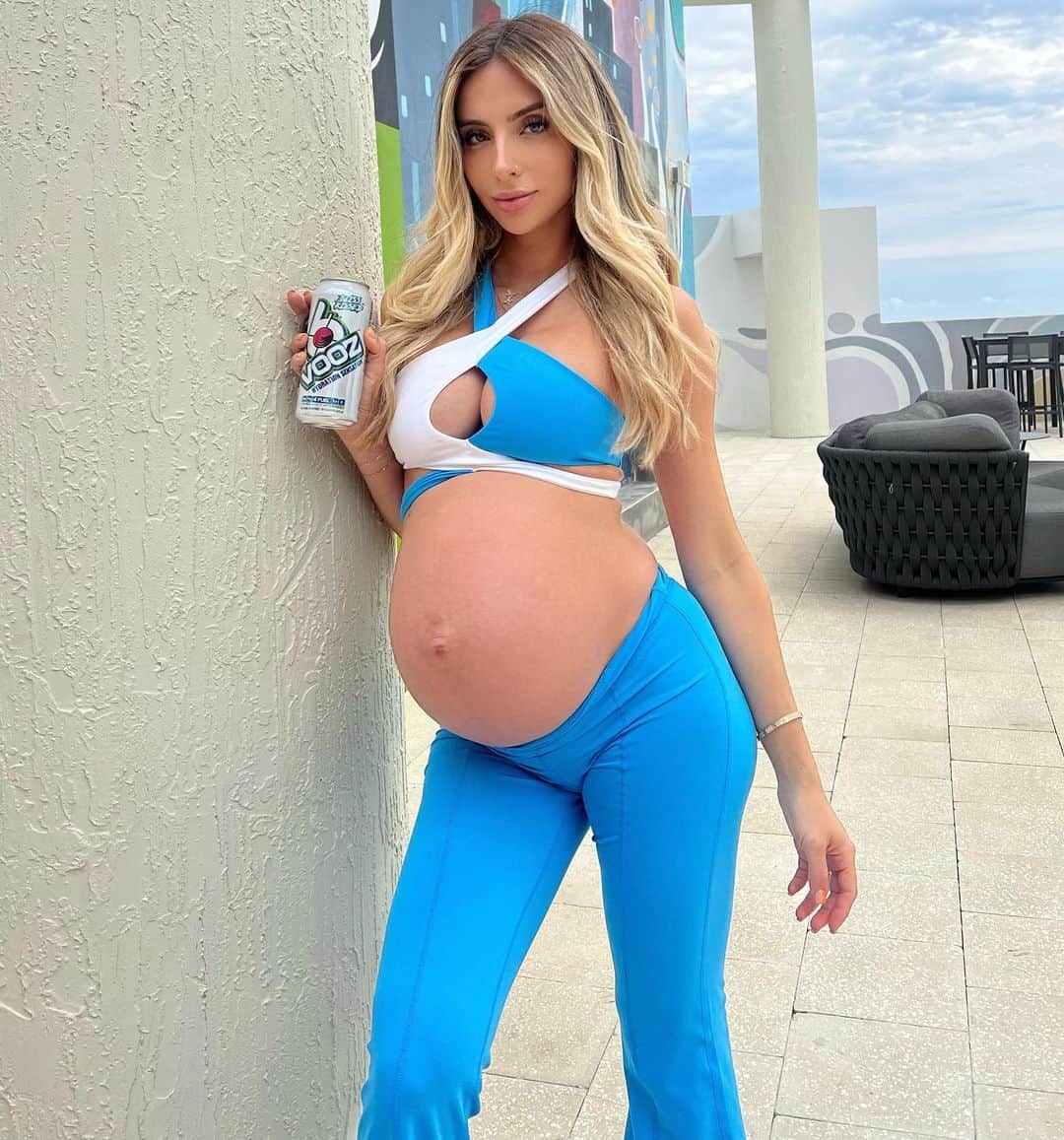 Bruna Rangel Limaさんのインスタグラム写真 - (Bruna Rangel LimaInstagram)「Staying hydrated is key @VoozHydrate🔑  At this point in my pregnancy making sure you’re hydrated is so important. VOOZ has all essential electrolytes & packed with immune boosting ingredients. #VoozHydrate」4月19日 4時18分 - xoobruna