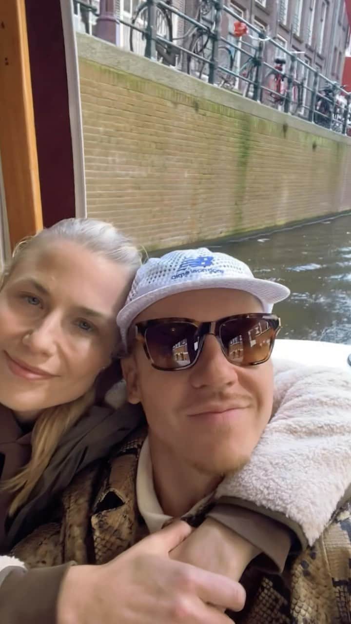 マックルモアーのインスタグラム：「You have no idea how much this meant to me.  Amidst everything that Tricia is juggling for our family, she brought the girls to London/Amsterdam to make sure we all stay connected and have experiences as a family while I’m on the road.  None of this is easy.  Yet she does it all with so much grace.  Best 5 days ever.  She never ceases to amaze me. ❤️ @baba_g」