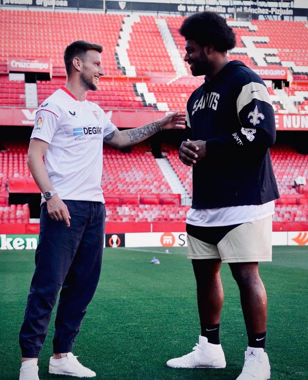 イヴァン・ラキティッチさんのインスタグラム写真 - (イヴァン・ラキティッチInstagram)「It has been a pleasure to meet you @camjordan94 and to welcome you in our stadium 🏈🤝⚽️ @laliga  #laliga #nfl #football #rakitic  #sevillafc」4月19日 4時18分 - ivanrakitic