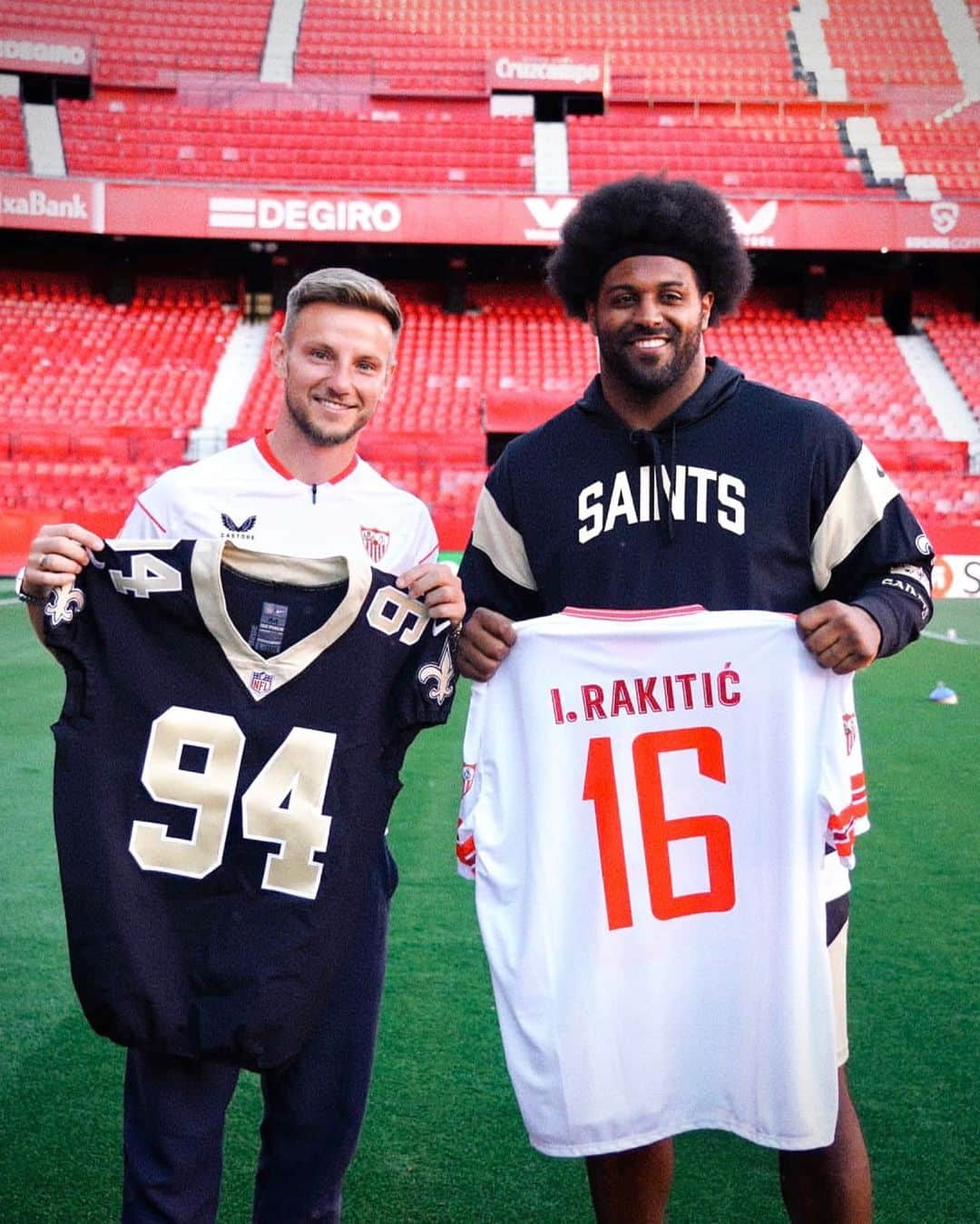 イヴァン・ラキティッチのインスタグラム：「It has been a pleasure to meet you @camjordan94 and to welcome you in our stadium 🏈🤝⚽️ @laliga  #laliga #nfl #football #rakitic  #sevillafc」