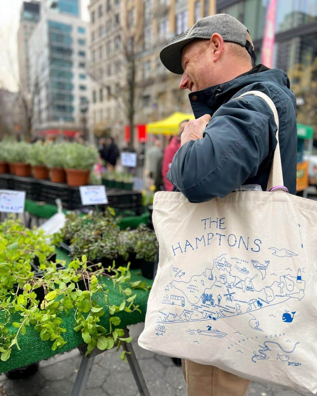 マップトートさんのインスタグラム写真 - (マップトートInstagram)「It's Earth Week! And what a beautiful spring it's turned out to be in NYC. ⁠ One of the best ways to shop smart for the planet is to shop local! Reduce your carbon footprint by shopping at local farmers markets (Like @unsqgreenmarket, pictured here featuring Michael with a Hamptons Beach Tote!) and discovering recipes that feature in-season produce. ⁠ ⁠ ⁠ ⁠ ⁠ #design #lifestyle #maptote #shopsmall #shoplocal #brooklynmade #madeinamerica #womanownedbusiness #totebags #accessories #pouches #apparel #shoponline #travelbug #travel #giftguides #sustainable #newyork #newyorkcity #onlineshopping #supportlocal #environment #buylocal #planet #earthweek #earthday #unionsquare #farmersmarket」4月19日 4時23分 - maptote