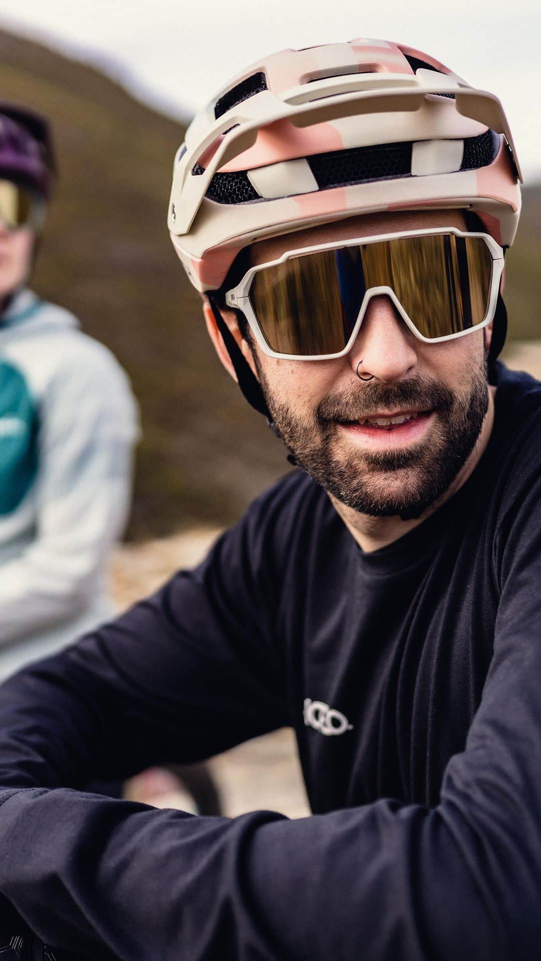 Smithのインスタグラム：「Introducing: Shift XL MAG. Gear up, drop in, go big. Built out with an oversized shield for maximum coverage on the trail, our MAG lens change system for fingerprint-free lenses, and ChromaPop lens technology for enhanced color, clarity, and definition. The Shift XL brings familiar features from the Shift MAG to a bigger, bolder frame. Send it over to the link in our bio to meet the newest addition to our eyewear line.」