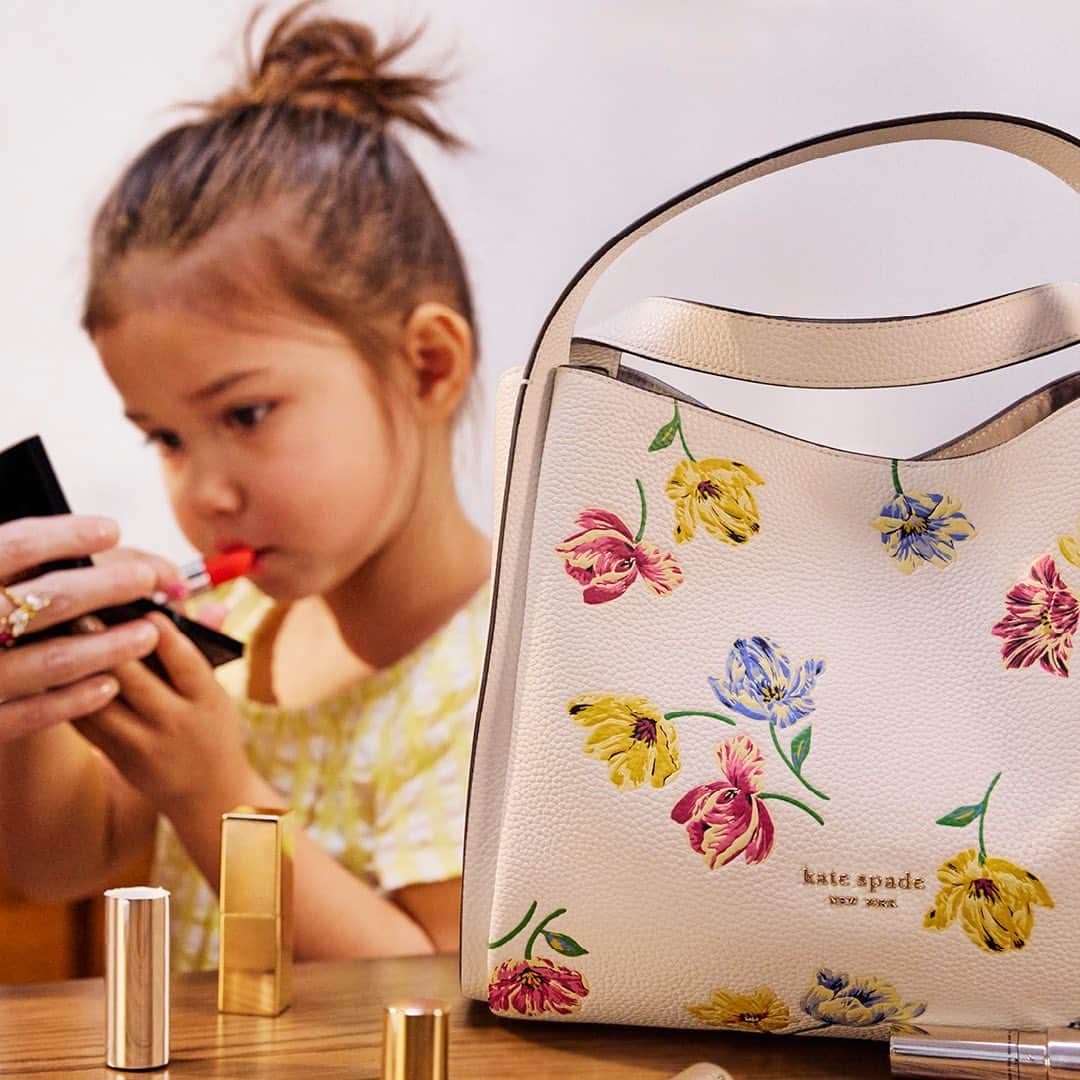 ケイト・スペードのインスタグラム：「The Mother’s Day gift guide is here! Our moms and mother figures have shared so much with us (including their best beauty tips). Here’s what we’re gifting back. #katespadeny」