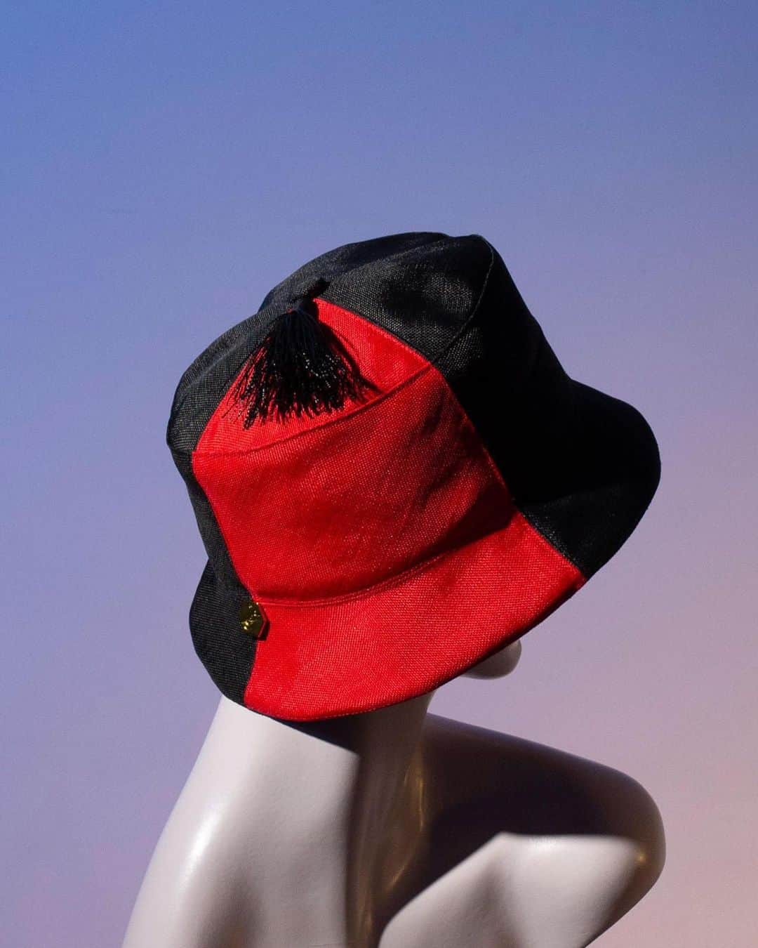 スティーブンジョーンズのインスタグラム：「Spring hat from ‘El Morocco’ collection, Alzaga, a quartered bucket hat  in straw with a straw tassel.」