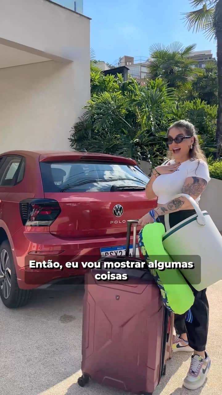 Bruna Unzuetaのインスタグラム：「Ahhh, quem não AMA uma viagem?! Com o #NovoPolo , eu consigo levar tudo o que preciso para passar um tempinho na estrada! Separei umas dicas do que não pode faltar em uma viagem de carro. Aproveita e já me fala aqui o que não pode faltar na sua listinha! @vwbrasil #meuvw #VWBrasil #publicidade」