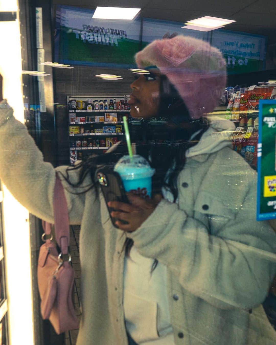 7-Eleven USAさんのインスタグラム写真 - (7-Eleven USAInstagram)「weather might be warmer but my Slurpee drinks gonna make you feel icy ❄️ #OnlyAt7ELEVEn  📸: @officiallylovele」4月19日 5時00分 - 7eleven