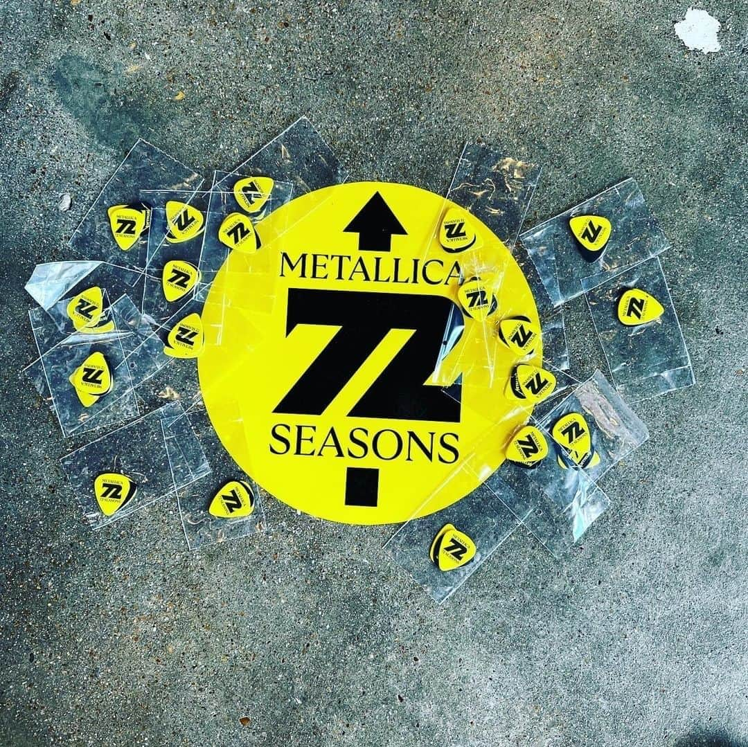 メタリカさんのインスタグラム写真 - (メタリカInstagram)「Thank you so much to all independent record stores who hosted midnight and release day events for #72Seasons! Stores were decked out with posters, guitar picks, decals, shirts, tape, and more. We loved seeing the #MetallicaFamily near and far come together to support the new album and their local shops.  Head to your favorite record shop to see if they have any guitar picks left, and don’t forget to support #RecordStoreDay this Saturday! #RSD2023」4月19日 5時00分 - metallica