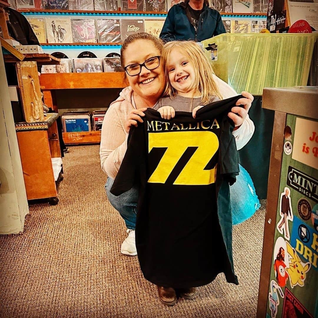 メタリカさんのインスタグラム写真 - (メタリカInstagram)「Thank you so much to all independent record stores who hosted midnight and release day events for #72Seasons! Stores were decked out with posters, guitar picks, decals, shirts, tape, and more. We loved seeing the #MetallicaFamily near and far come together to support the new album and their local shops.  Head to your favorite record shop to see if they have any guitar picks left, and don’t forget to support #RecordStoreDay this Saturday! #RSD2023」4月19日 5時00分 - metallica