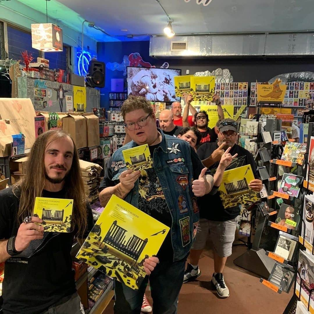 メタリカさんのインスタグラム写真 - (メタリカInstagram)「Thank you so much to all independent record stores who hosted midnight and release day events for #72Seasons! Stores were decked out with posters, guitar picks, decals, shirts, tape, and more. We loved seeing the #MetallicaFamily near and far come together to support the new album and their local shops.  Head to your favorite record shop to see if they have any guitar picks left, and don’t forget to support #RecordStoreDay this Saturday! #RSD2023」4月19日 5時00分 - metallica