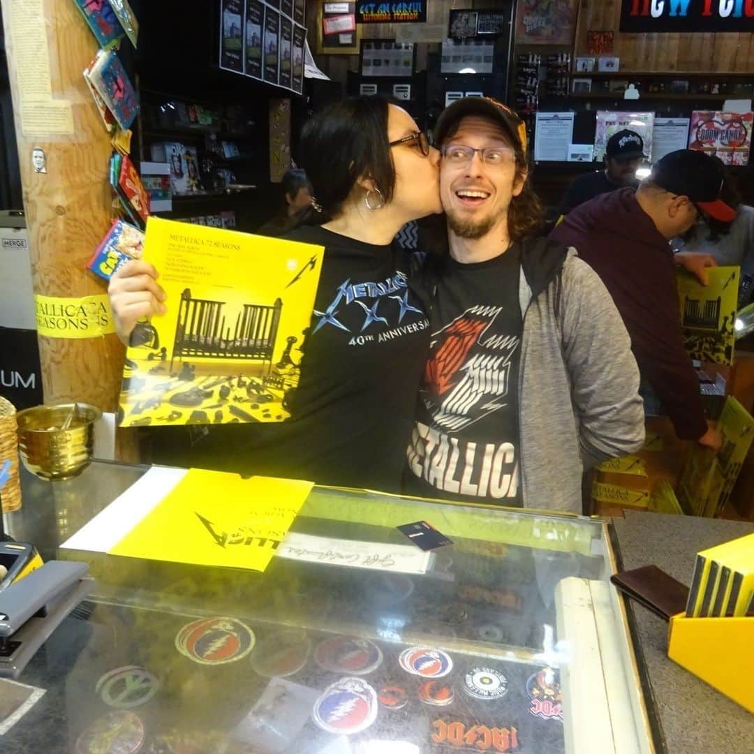 メタリカさんのインスタグラム写真 - (メタリカInstagram)「Thank you so much to all independent record stores who hosted midnight and release day events for #72Seasons! Stores were decked out with posters, guitar picks, decals, shirts, tape, and more. We loved seeing the #MetallicaFamily near and far come together to support the new album and their local shops.  Head to your favorite record shop to see if they have any guitar picks left, and don’t forget to support #RecordStoreDay this Saturday! #RSD2023」4月19日 5時00分 - metallica