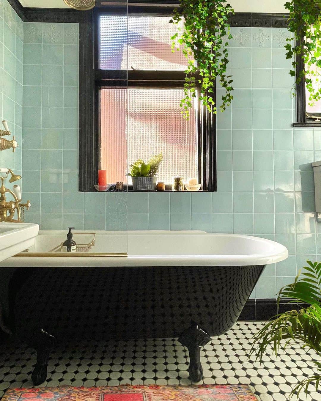 MT DOMAINEのインスタグラム：「Love this vintage bathroom.  (Via @artdecojewel) #MyDomaine」