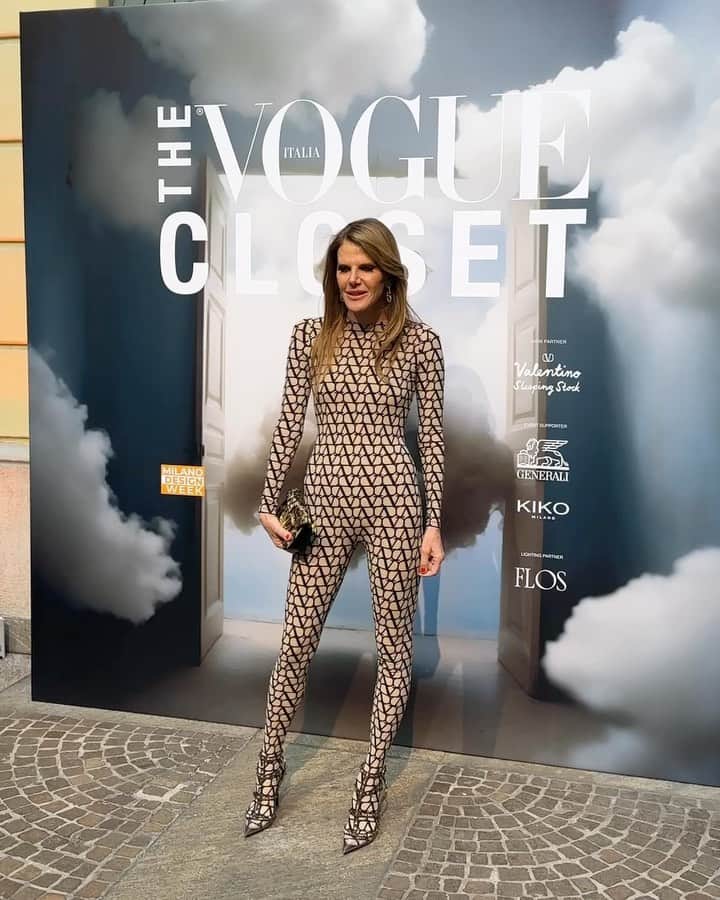 アンナ・デッロ・ルッソのインスタグラム：「#SalonedelMobile Day4 : @vogueitalia Vogue Closet event by @franragazzi ❤️❤️❤️ @maisonvalentino Vintage and @madamepaulinevintage 💗💗💗 at @raw_milano @fab.fazio talked with @flavio.caroli @lausordo 💕💕💕 @wsj cocktail hosted by @kristina_oneill ❤️❤️❤️ @loewe by @jonathan.anderson Chairs  exhibition 🧡🧡🧡 @isaloniofficial   Wearing @maisonvalentino jumpsuit 🖤🖤🖤 and @numeroventuno by @alessandrodellacqua fall23❤️‍🔥❤️‍🔥❤️‍🔥 glam @lucacianciolo @satoshi.klein ✨」