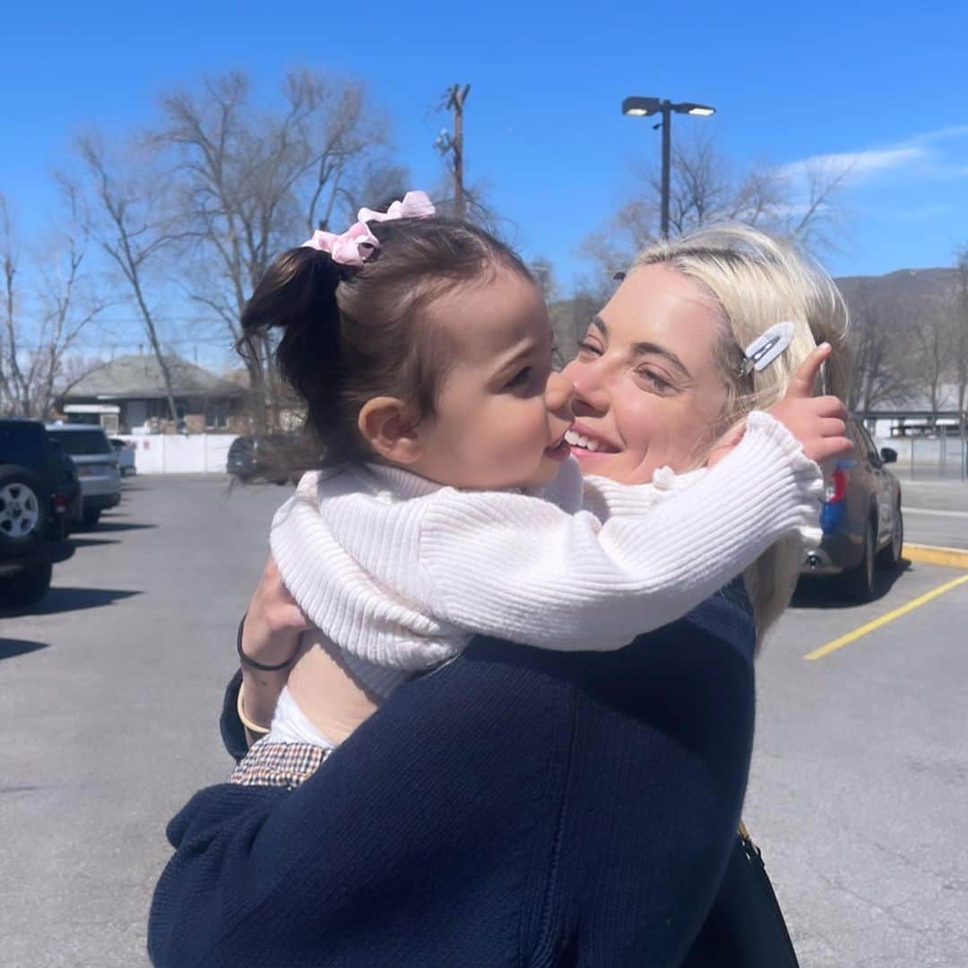 アシュレイ・ベンソンのインスタグラム：「I love you my sweet angel baby 💗💗💗💗」