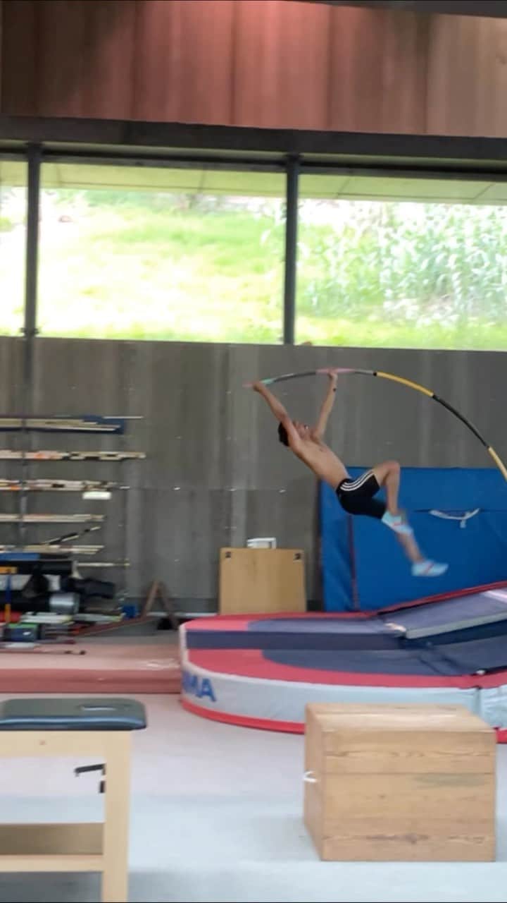 山本聖途のインスタグラム：「Good day on the office for Seito. Soon will can use full approach🤩. #polevault #trackandfield」