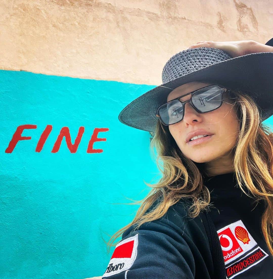 レイク・ベルのインスタグラム：「Okay, fine!  #itsasign #finesign」