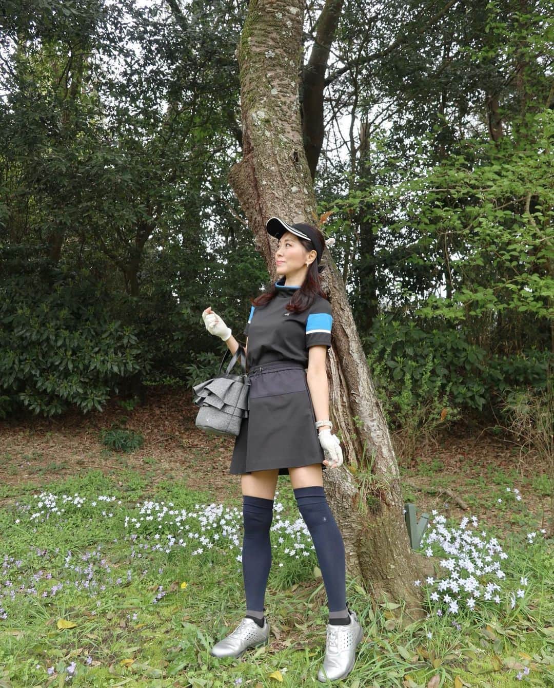 ImotoEtsuyo さんのインスタグラム写真 - (ImotoEtsuyo Instagram)「・ ・ #おはようございます。  大好きな @lanvin_sport_official  の #ゴルフウェア  ・  モックネック半袖シャツは 適度な張り感と優れた ストレッチ性があり スイングしやすい快適な着用感！ ・  異素材ブロッキングスカートは  ウエストゴム使用の イージータイプのAラインスカート！ 程良いギャザー分量が 女性らしく上品なウエア。 ・ #ランバンスポール の ウエアは　大好きで何着か 持っています🤍 ・  上品で機能的です。 ・ ・ #サンバイザー  #カートバッグ #ウェア  #ニーハイソックス  全て　➡︎ @lanvin_sport_official  ・ #lanvinsport  #ランバンスポール #golf  ・ #ゴルフ #golfwear  #大人上品  #golflife  #ゴルフ女子  #ゴルフコーデ  #ゴルフファッション  #fashion」4月19日 5時15分 - bisuhada