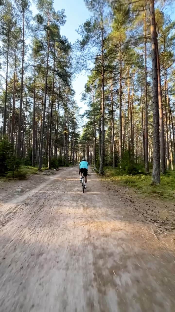 クリス・バーカードのインスタグラム：「Whether you’re gravel riding around Bergslagen or fatbiking in blizzard conditions through the interior of Iceland, trusting your gear is of the utmost importance. Last year, @pocsports invited me to share in the development of their cycling equipment, flushing out what works & what doesn’t.. details honed from necessity during harsh moments in my expeditions over the years. Working together to create trusted equipment is an essential part of the process to open doors for new adventures and be confident & prepared in remote spaces. To read more from behind the scenes, check their page for the journal」
