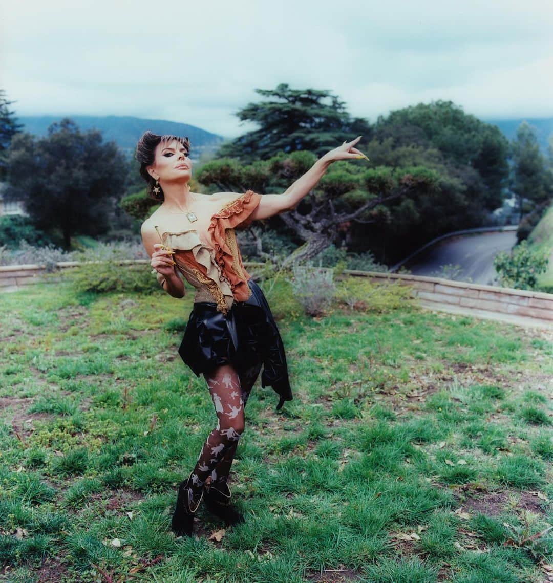 リサ・リナのインスタグラム：「THE RINNAISSANCE IS IMMINENT 🤎  @papermagazine  @viviennewestwood   photography @katebiel  styling @danyulbrown hair @kikihaircutter makeup @manthony783  nails @lilflowernails set design @paidfollower001  producer @siyabahal prod manager @brohemiaraspberry  editor-in-chief @justintmoran  editorial producer @trashfengshui interview @mattdwille」