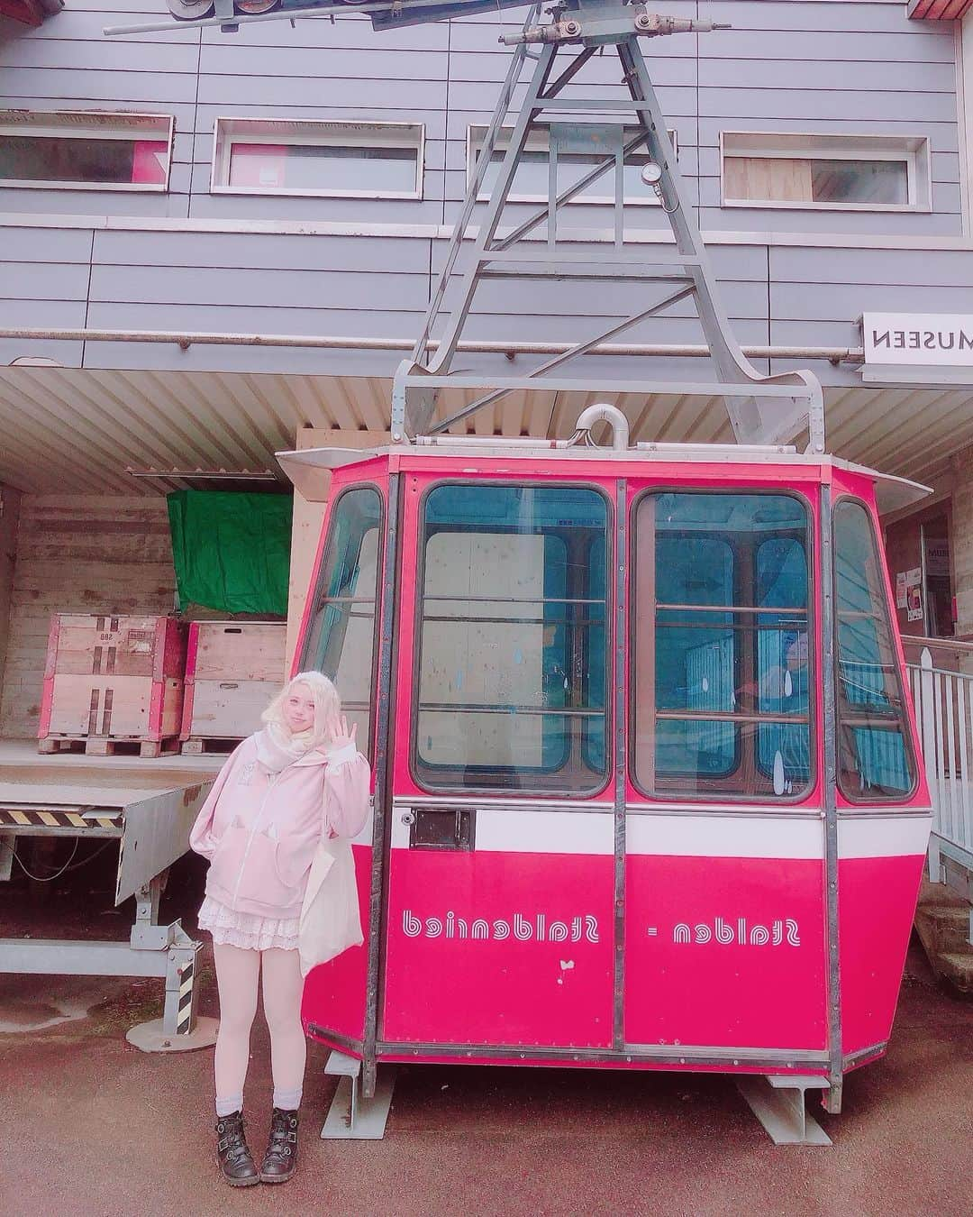 Elizabunnii エリザバニーさんのインスタグラム写真 - (Elizabunnii エリザバニーInstagram)「🌷For my first day out after breaking my wrist, I bundled up to go with a friend to a cafe💓」4月19日 5時24分 - dollie.bunnie