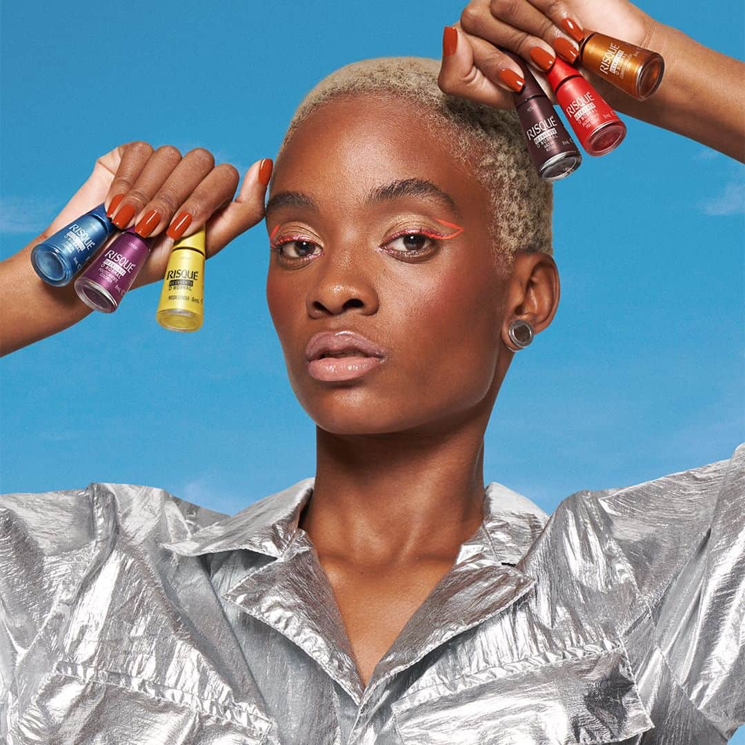 Risqueのインスタグラム：「Quem foi que disse que existe um jeito certo de ser? Nós somos mundos com tantas nuances e sonhos que tá na hora de reinventar o normal, né? Vem acreditar na diversidade com a nova coleção Risqué Reinvente o Normal. Pela liberdade de expressar nossas cores. lojacoty.com.br  #RisquéReinventeONormal #EsmaltesRisqué #RisquéOficial #Risqué」