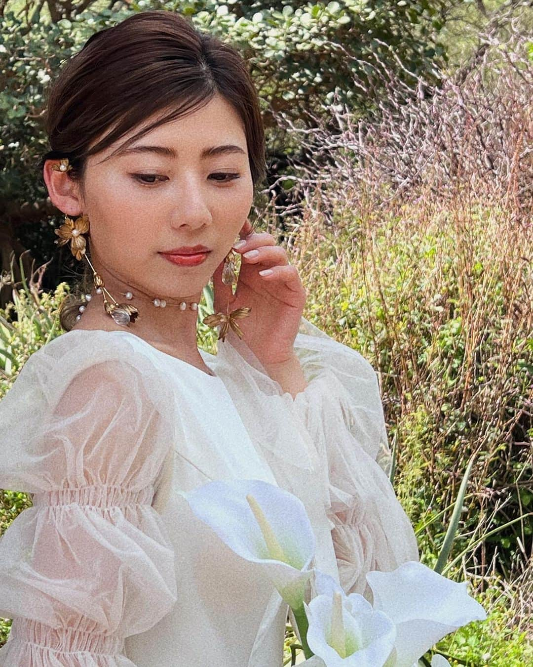 Yukari Ogayaのインスタグラム：「Hawaii wedding 2023 …  Just change the head accessories and earrings image change🤍  .  .  . Hair and makeup by @yukariogaya  . . . .  #2023 #thisisyukaristyle #hawaiiwedding  #destinationwedding  #bridehair  #bridalmakeup  #weddinghairstyles  #updospecialist  #ハワイウェディング #海外ウェディング #花嫁ヘア  #花嫁ヘアメイク  #海外花嫁 #ヘアアレンジ  #ハワイヘアメイク」