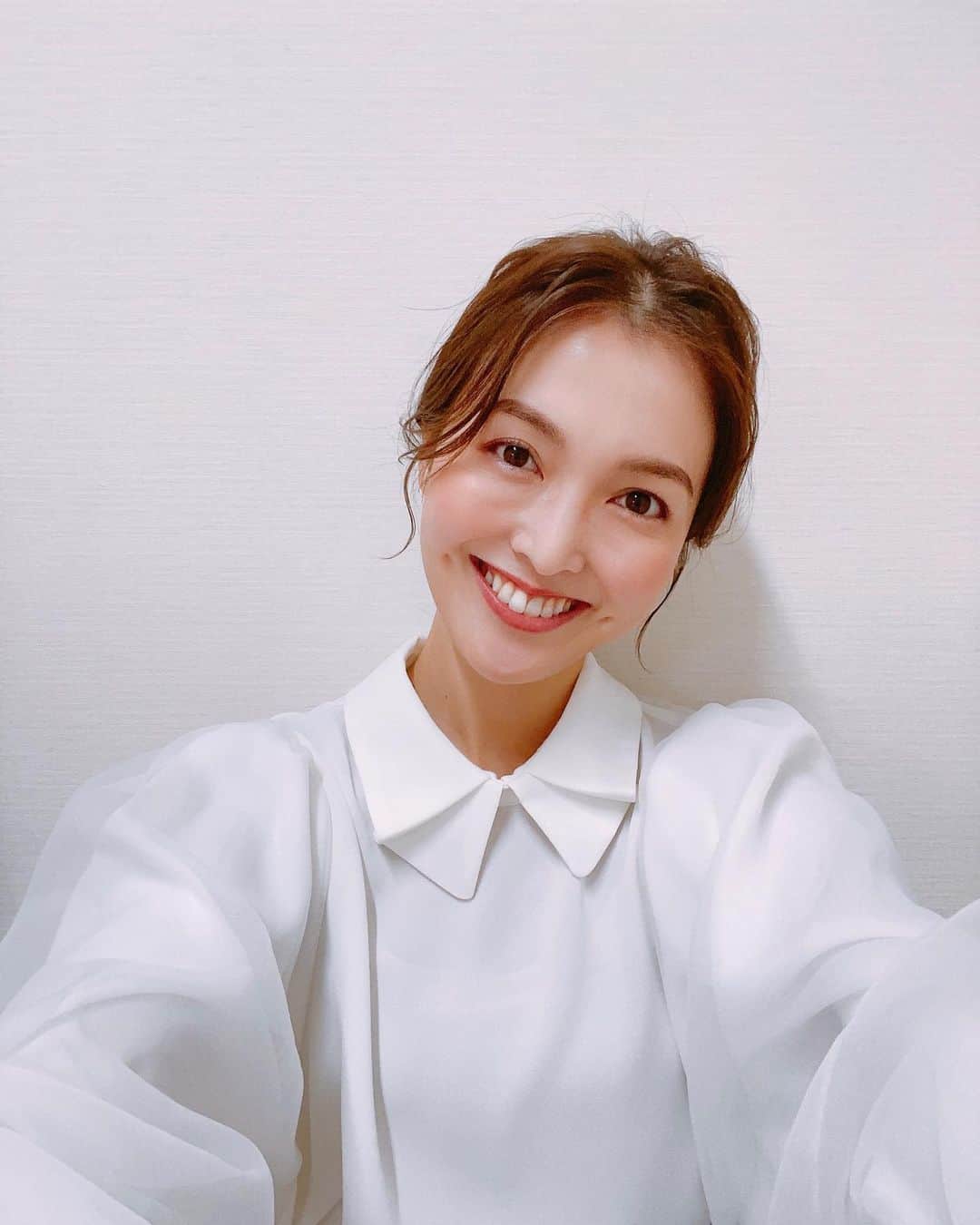のインスタグラム：「お誕生日の上地雄輔さんから、以前かわいいと言っていたタンブラーを逆にいただいてしまいました🥹ありがとうございます🥹✨  よじごじDaysの放送直後にADさんたちのかわいい声かけによって大きなケーキが登場して、上地さんのお誕生日をお祝いしました🥳改めて、上地さん、お誕生日おめでとうございます！  (お誕生日お祝い投稿なのに写真なくて上地さんファンのみなさんごめんなさい。)  blouse ▷ #romile #1枚目と2枚目で全然顔が違う🥹」