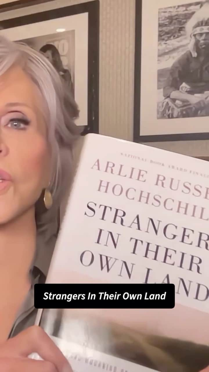 ジェーン・フォンダのインスタグラム：「Read any good books lately? Have a favorite? This spring I’m re-reading Strangers in Their Own Land by Arlie Hochschild, a sociologist at University of California, Berkeley. This story of her journey deep into rural Louisiana to investigate the far right’s relationship with environmental pollution is fascinating … I can’t put it down!  I’m excited to speak with the author herself on Friday, May 5 at 11amPT/2pmET. Also joining us? General Russel Honoré – a decorated lieutenant who now leads the GreenARMY of Louisiana and is featured in the book. You don’t want to miss this conversation. Grab a copy of the book (or read an excerpt!) and sign up today at firedrillfridays.com/bookclub」