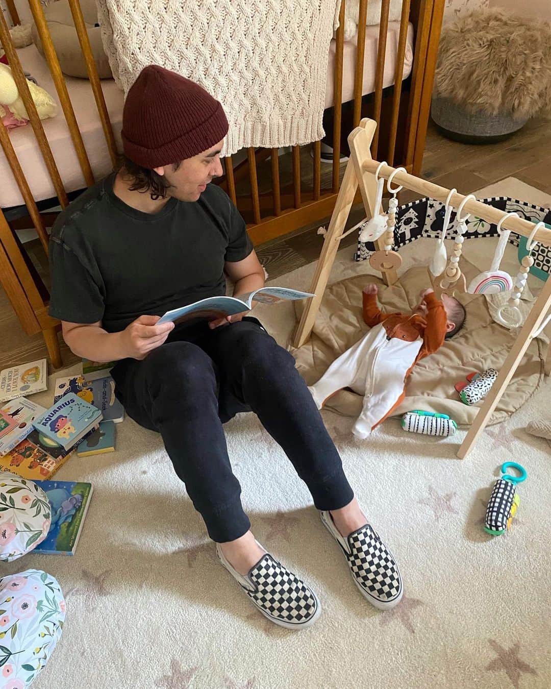 ヴィック・フエンテスのインスタグラム：「Home sweet home 💜」