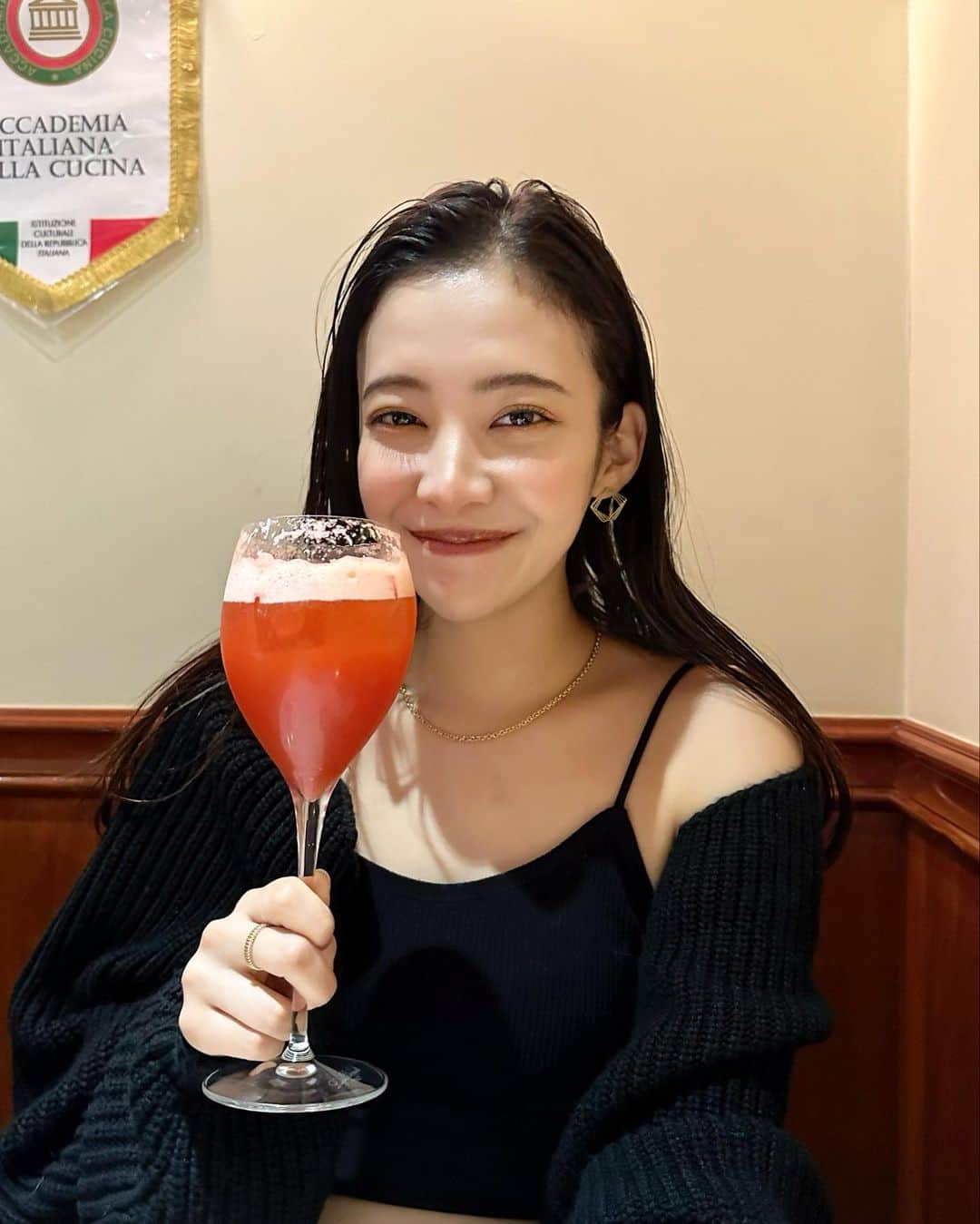 谷岡美沙紀さんのインスタグラム写真 - (谷岡美沙紀Instagram)「お酒に見える、いちごソーダ🍓🥤 禁酒気味がこんなに続くなんて、 自分でもびっくりよ😔❤️  お酒飲まない代わりに、 甘いジュース1.2杯はオッケーっていう マイルール🖤 ストレスなく続けるって大事だなあ」4月19日 5時45分 - misakitanioka_official