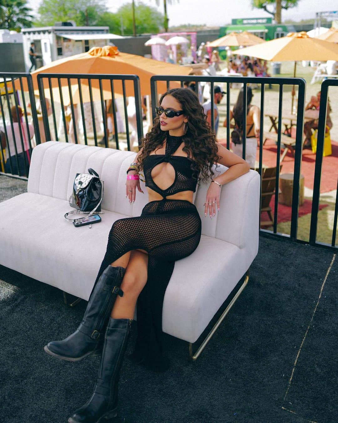 マディソン・ペティスのインスタグラム：「Shades of Cool @fwrd #revolvefestival」