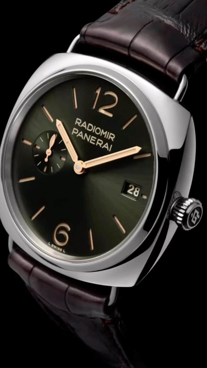 パネライのインスタグラム：「Today Panerai released a number of 40mm Quaranta Radiomir pieces including this PAM1386 exclusive E-Boutique edition of 500. It features a 40mm steel case, green sunbrushed dial, gold hands, and a 3 day automatic movement. This piece retails at $6000 and will only be available online via their web store.   What do you think of this one?  #PaneraiCentral #Panerai #PAM1386」