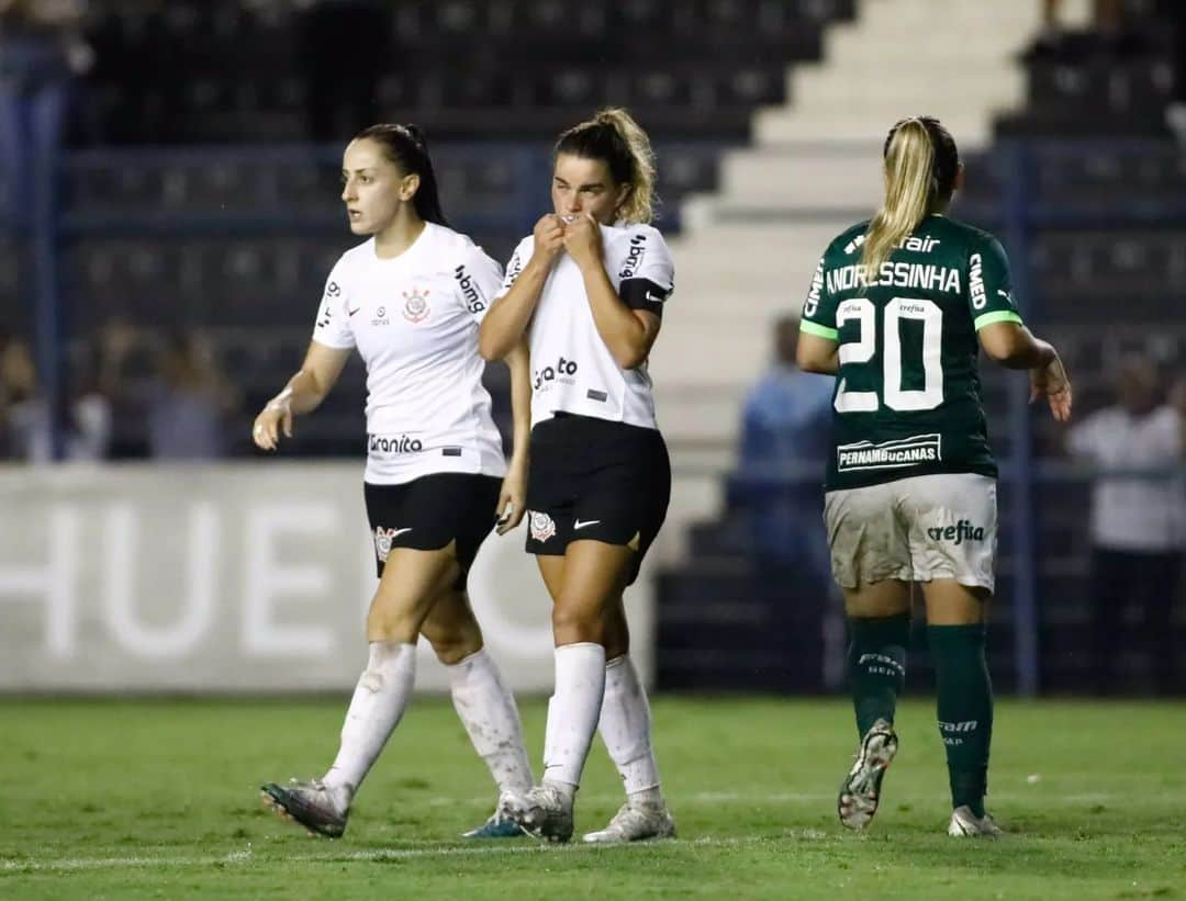 コリンチャンスさんのインスタグラム写真 - (コリンチャンスInstagram)「Estreia do novo manto com MUITO sucesso! ⚫⚪✊🏾  Vitória no masculino ✔️ Vitória no feminino ✔️  Encontre uma loja Poderoso Timão mais próxima a você e garanta 👉🏾 corinthians.com.br/poderosotimao  📸 @rodrigo_coca e @rodrigogazzanel  #VaiCorinthians」4月19日 6時00分 - corinthians