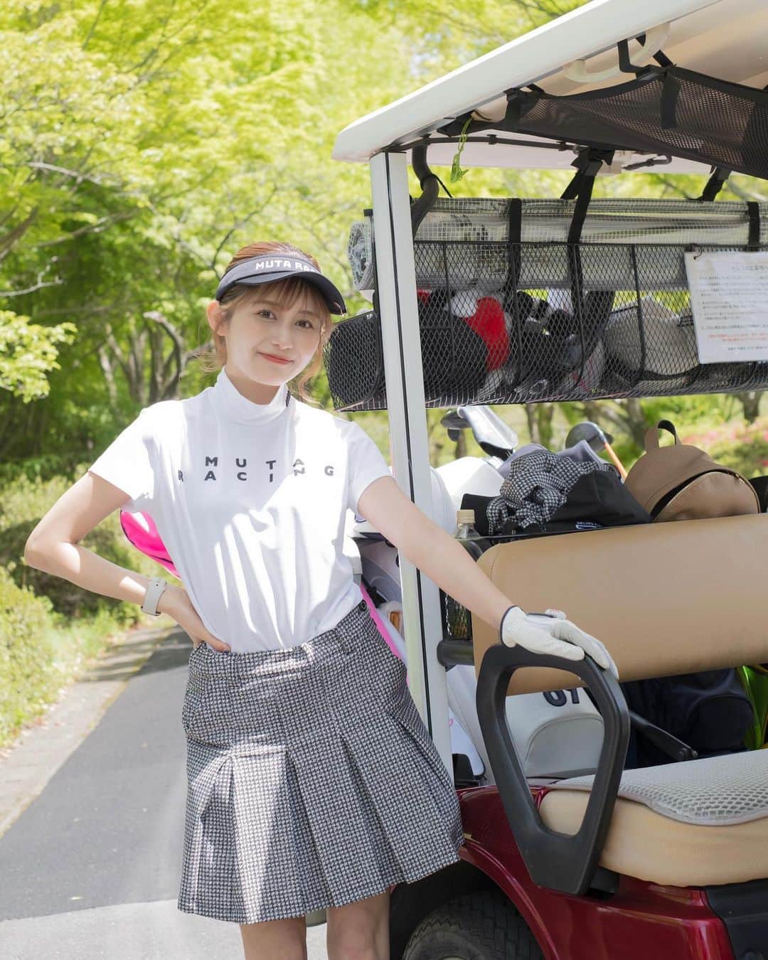 後藤佑紀のインスタグラム：「muta(@mutaracing_wear )は ゴルフウェアもかわいいのだ🌊🏌️‍♀️  私が着ているのは ヒートパフォーマジップ👕 千鳥格子柄でブラウンと ブラックの2色展開です🤎🖤 昼間は暑そうだったからモックネックTシャツを着ました！こちらはホワイトブラックの2色展開🖤🤍 サンバイザーもmutaで この日はmutaづくしゴルフ🏌️‍♀️  ウェアが可愛いと練習もやる気になるよね🏌️‍♀️(今年こそ🔥)   #muta #mutaracing #mutamarine  #mutamarinegolf  #ゴルフ #ゴルフウェア #ゴルフ女子 #レースクイーン #mutaracingfairies」