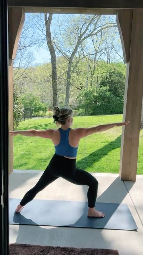 ショーン・ジョンソンのインスタグラム：「GRWM to stretch for National Exercise Day – one of my favorite ways to incorporate movement into my day!! Obviously, I’m in my favorite @caliafitness, and it’s truly the best. Thankful to work with such a great company. #AlwaysForward #CALIAPartner」