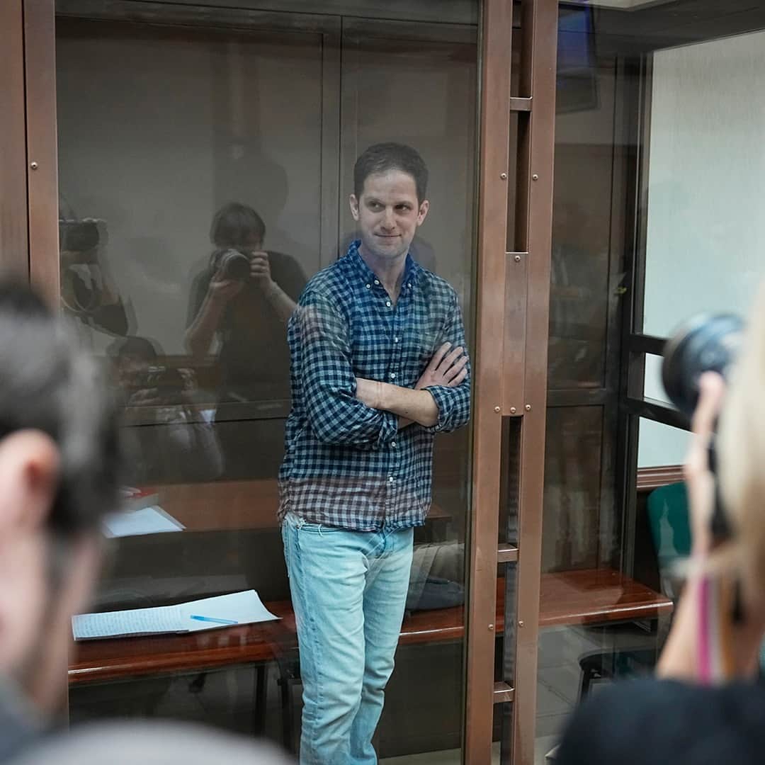 TIME Magazineのインスタグラム：「A Russian court  upheld the detention of American journalist Evan Gershkovich, who was recently arrested on spying charges. He and the U.S. government vehemently deny the allegations.  The Wall Street Journal reporter is the first U.S. correspondent since the Cold War to be detained in Russia on spying allegations. Dozens of journalists crowded into the courtroom to catch a glimpse of Gershkovich, who looked calm as he stood inside a glass cage. This is the first time he's been seen since his arrest.  Link in bio.  Photograph by Alexander Zemlianichenko (@alexaderz)—AP」
