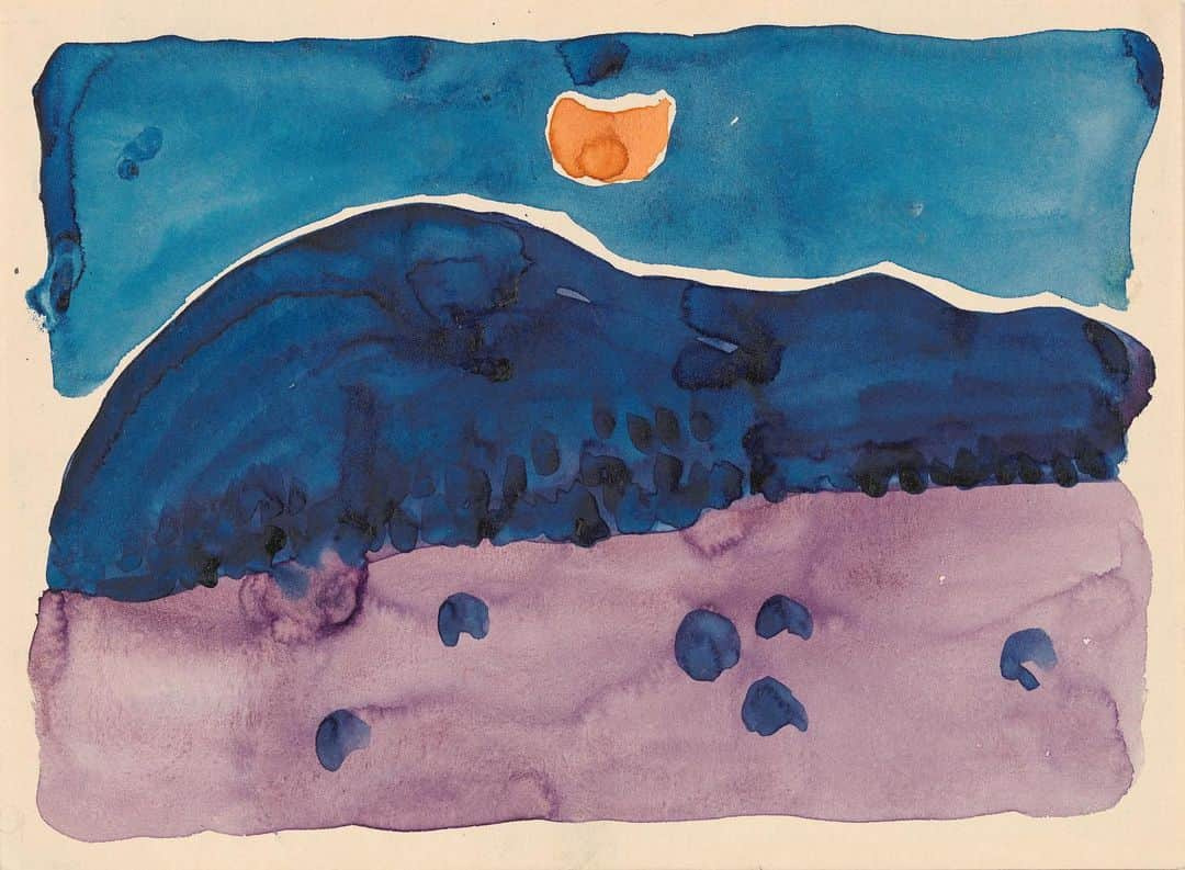 ニューヨーク近代美術館のインスタグラム：「“Oh, I’m simply soaked with mountains of all kinds—So full I’m almost nauseated—Drunk with it.” — Georgia O’Keeffe   #GeorgiaOKeeffe spent the summer of 1916 teaching at the University of Virginia in Charlottesville. It was during this period that she undertook new experiments in watercolor, which she produced at a persistent cadence.  Beginning with progressions of abstract forms dominated by blue, O’Keeffe soon incorporated motifs inspired by her excursions in the Appalachian Mountains, such as hills and tents. Harnessing the material properties of watercolor, she would coax the watery pigment to pool, or control it to demarcate boundaries within a composition. In many of these works, O’Keeffe complicated the relationship between abstraction and representation, an approach that she would continue to develop throughout her career.  Soak yourself in mountains in #ToSeeTakesTime, a new exhibition on view now. Many of #OKeeffe's series of works on paper are reunited, along with key paintings, illuminating the artist's process and inviting us to take time to look. Link in bio to learn more and plan your visit.   — Georgia O'Keeffe. “Evening.” 1916. Watercolor on paper. Georgia O'Keeffe Museum, Santa Fe. Gift of The Burnett Foundation and The Georgia O'Keeffe Foundation © 2023 Georgia O'Keeffe Museum / Artists Rights Society (ARS), New York」