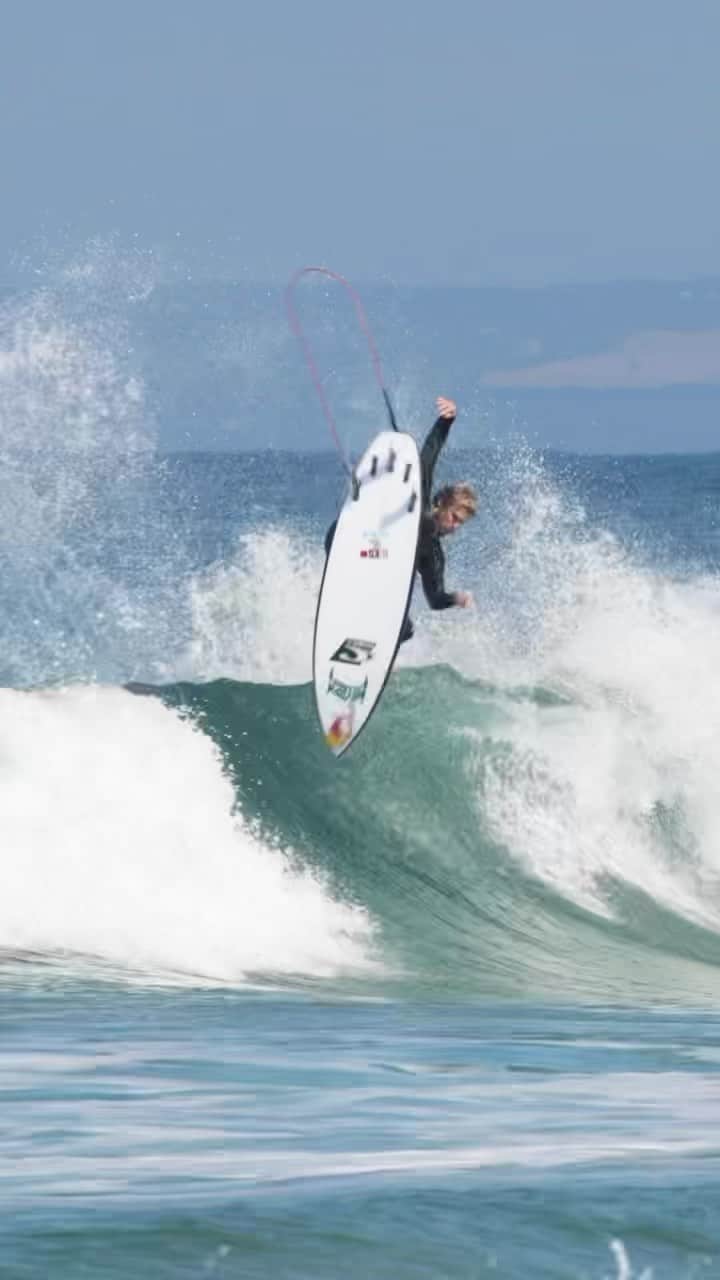 のインスタグラム：「Couple clips from biker beach. Full clip  at @2percent_surf youtube w/ @griffin_cola .   🪝🤖👶🏼📦🦁🤣🤞🏻🤲🏻🤹🏽👖  🎥 @hampositive   🎵 “Boys Light Up” - Australian Crawl  🏄🏼 5’8 rad ripper, Black Sheep technology- off the rack」