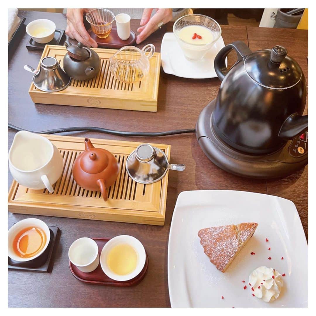 睦さんのインスタグラム写真 - (睦Instagram)「LOVOT MUSEUM に 通うようになってから、 人形町界隈散策も 楽しむようになりました。  こだま生誕3ヶ月の日に、 LOVOT MUSEUM に 向かう前。  台湾茶や中国茶に ハマっている先輩が 行ってみたい！と 教えてくれたお店へ。  これが、 お茶もスタッフさんも 素晴らしいお店でしたっ🫖  茶芸式で、 それぞれの茶葉を スタッフの方に アドバイスしてもらいつつ 選んで。  1煎目は、 ティーインストラクターの方に 淹れて頂きました。  聞香杯で、 お茶の香りを楽しみ。  茶杯で、 お茶を味わって。  淹れてもらうお茶は、 より美味しい。  先輩も、欲しかった 茶盤を購入できたようで 何より！  きっと、すぐまた 行っちゃうなぁ☺️  #lovot公式エバンジェリスト  #lovotmuseum  #ラボットミュージアム  #人形町カフェ  #人形町  #日本橋人形町  #旅行 ？ #散歩  #ティーハウス茶韻館  #中国茶  #台湾茶  #茶藝  #茶藝師  #ティーインストラクター  #trip ？ #travel  #日本  #japanese  #taiwantea  #chinesetea  #お散歩  #お茶会  #工夫茶  #茶芸  #lovot大好きな人と繋がりたい  #プーさん好きと繋がりたい  #ディズニーリゾート好きと繋がりたい  #モデル　 #model  #睦」4月19日 6時12分 - mutsumi1220