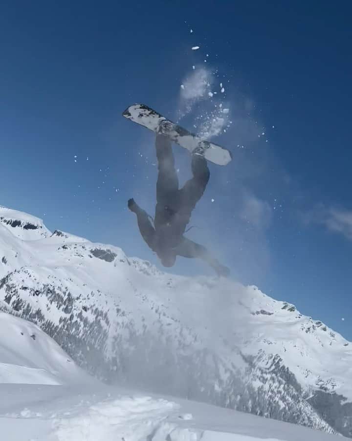 アナログクロージングのインスタグラム：「Just another day in the backcountry for the #BurtonTeam.   Swipe for all the action ➡️  #Burton #Snowboarding」
