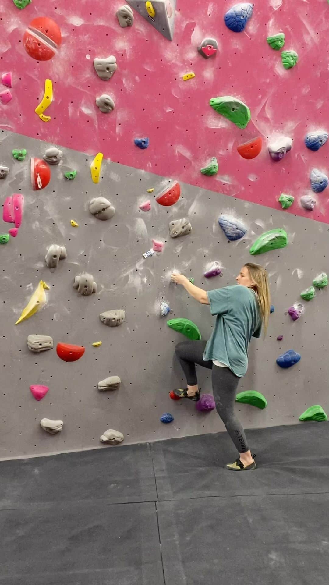 リア・クレインのインスタグラム：「Fourth session back on the wall and I think I spent more time rolling around on the mats than I did on the wall but I did it with a smile on my face 🤷🏼‍♀️😂 I’m actually enjoying this process! It’s weird setting up for moves when my brain says I can, but during the move my body says I can’t. It’s a little confusing and means I don’t really know what I can and can’t do but I learn something new every session.  I find I’m getting annoyed at myself for not being able to do what would have been ‘easy for me’ blocs, but I’m quickly reminded I brought life into this world not too long ago. Koa is 11 weeks old now and I’m so grateful to be able to back climbing and falling after c-section. Thanks Mr surgeon!  #justkeepswimming」