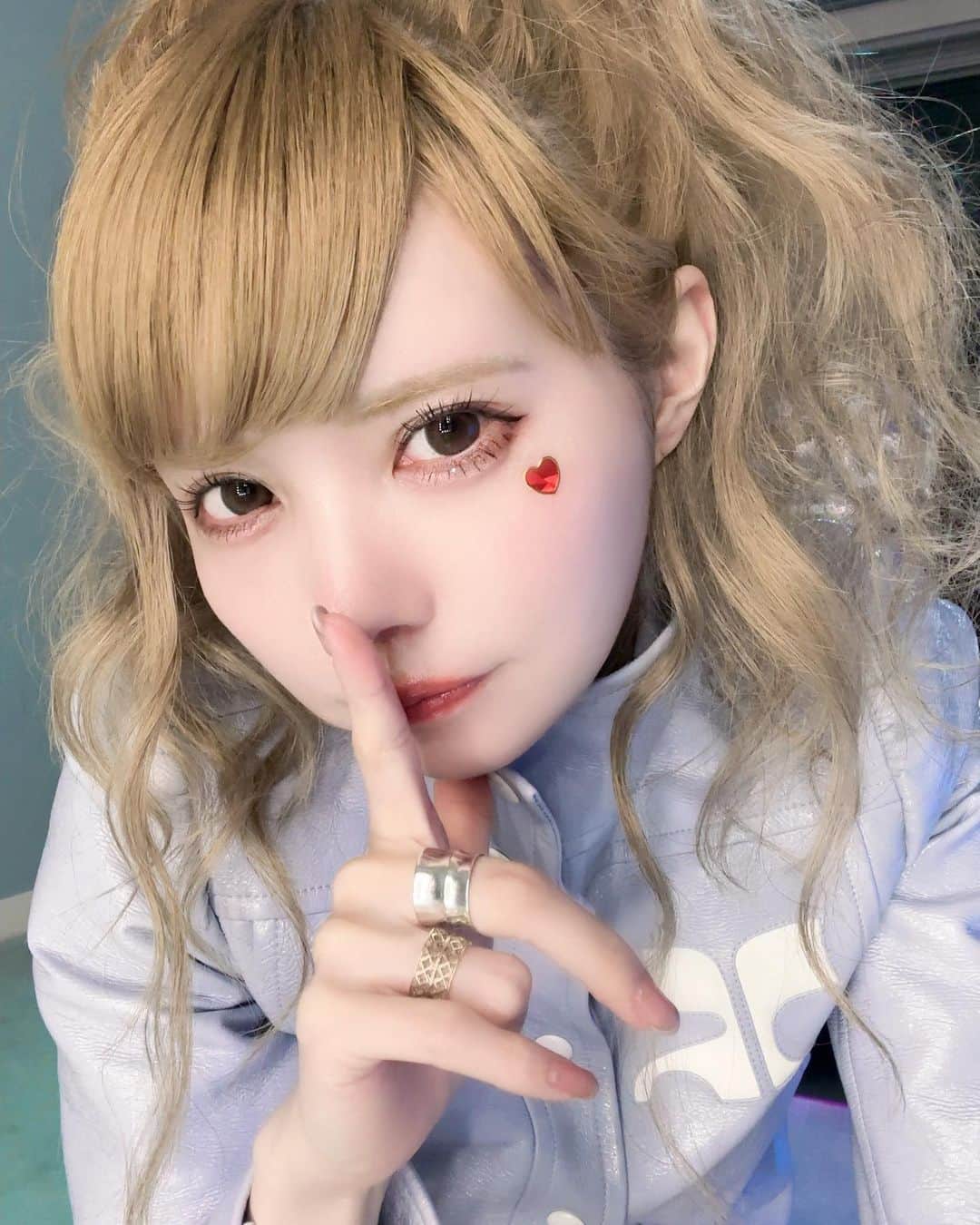 益若つばさのインスタグラム：「おはすけ。投稿に時間かかっちゃいました。続き。平成と令和がMIXされたようなメイクです❤️‍🔥 ⁡ ⁡ 遅くなりましたが、先日の上田と女が吠える夜 【浜崎あゆみ様回👑】収録時のメイクです。 ⁡ ⁡ 高めのポニーテールxキラキラ今やると可愛いー☺️🤍ハートのシールもかわいいー！ クレージュセットアップ着て、ひよこの唇みたいなうるうるリップにして、自分なりに当時のあゆっぽくしてみました…！リスペクト！ ⁡ ⁡ ⁡ 学校よりも下手したら親よりもあゆに影響を受けて生きてきた学生時代。 出ている全てのCDを買って雑誌を買ってインタビュー何度も読んで、カラオケでは常にあゆを歌い、少ないおこづかいやバイト代の中からあゆっぽいファッションをできる範囲で真似していました。 ⁡ ⁡ 他にも沢山の方達に憧れてきたけど、群を抜いて影響を受けてきたと思います！ ⁡ ⁡ まさかまさかご本人にお会いできる日がくると思ってなくて、、２日前くらいに知ってビックリしすぎて当日は朝までお風呂であゆ聴いて涙出て眠れなかった😂笑(興奮しすぎ) ⁡ ⁡ そしていざ本番！ 神が登場された瞬間に全ての思い出が蘇り、涙が溢れ出てきて、 「今までの成果を！」と思って時間かけて頑張った平成あゆメイクは一瞬にして崩れました。笑😂 ⁡ ⁡ あぁー、、最悪だぁー、、 ⁡ ⁡ ⁡ 前髪も、O.A観たら変なところにあって更に最悪だった、、。笑 めちゃくちゃみんなに突っ込まれた。笑 ⁡ ⁡ ⁡ でもそれどころじゃなかったの。緊張しちゃって感極まっちゃって自分の顔とかどうでもよくなっちゃった😂😂 ⁡ ⁡ ⁡ あゆの話したらあゆが見てくれてるんだよ？ 意味がわからなくない？？！？← ⁡ ⁡ ⁡ 前髪はね、帯状疱疹の跡がまだ深く残ってて、なんとか隠したくて&当時のナナメ前髪のあゆっぽくしたくてヘアセットしてたんだけど秒で崩れちゃったの😭😭大失敗😂😭😭 ⁡ ⁡ ⁡ 仙骨骨折から復帰したてだったし、憧れの方を目の前にして死ぬほど緊張してしまった。。 ⁡ ⁡ ⁡ 嬉しいと大好きな方の視界に入ってしまって感情がカオスでした。 ⁡ ⁡ でも生きててよかったって思っちゃいました。 1年間ほぼ寝たきりで絶望な毎日だったけど、治療頑張って生きてたら人生ご褒美ってあるんだなと。🦴 ⁡ ⁡ ⁡ 自分もこのお仕事をさせてもらってる以上誰かの力になれるように頑張って強く楽しく生きたいぞ…！ ⁡  今年はより自分らしく自由に好きなことしたいです。 ⁡  沢山語りたいことあるけど文字数足りなくなっちゃうので← ⁡ またどこかで。 ⁡ ⁡ ⁡ あゆの幸せな姿が私達の幸せです！　 同じ時代に生まれてきてよかったーー！！🌏  ⁡ みんなとも同じ時代を過ごせて最高に楽しいです！！  今日も良い１日を☺️🫶🏻」