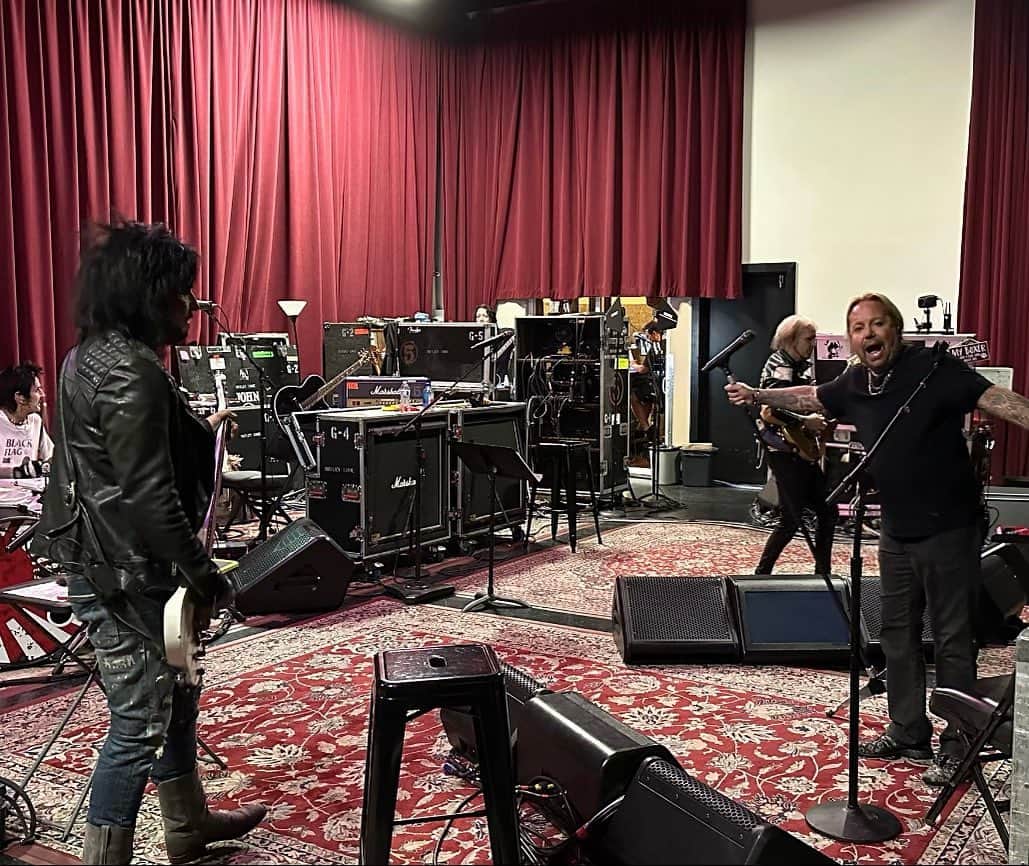 ヴィンス・ニールのインスタグラム：「Great to be back in the studio with Bob Rock and the boys!」