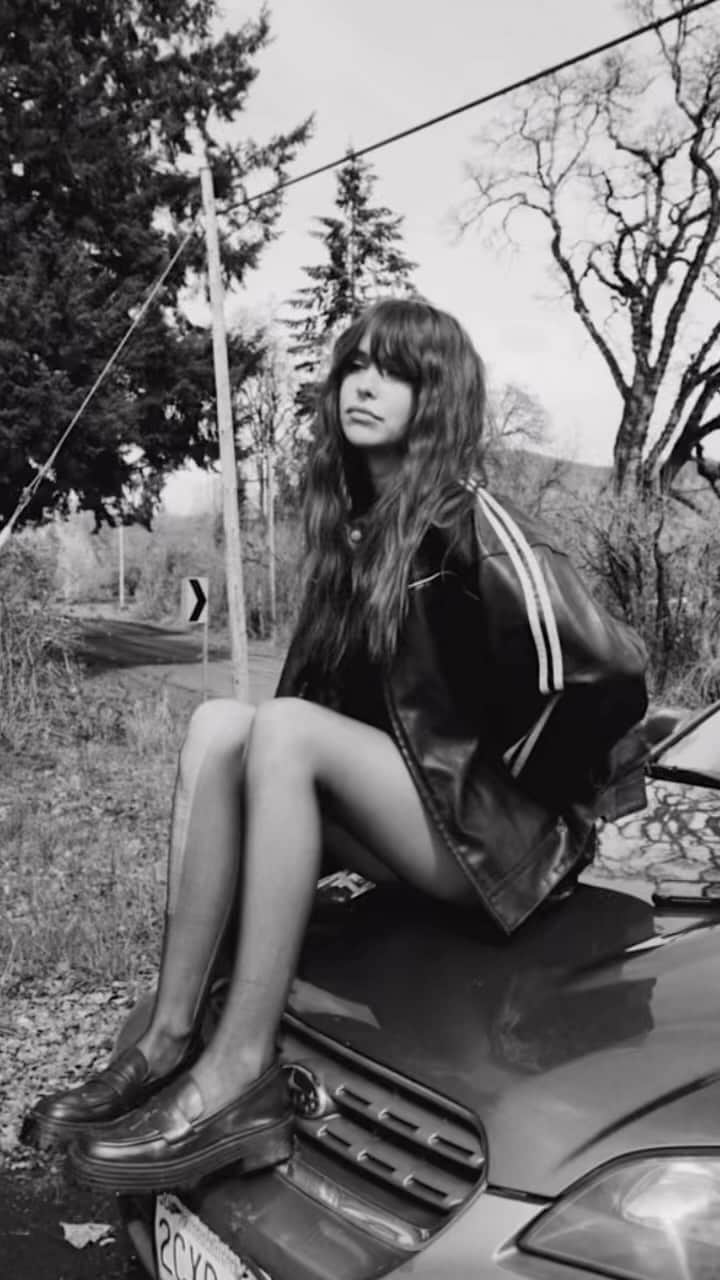 Acacia Brinleyのインスタグラム：「Because apparently posting my TikTok’s on instagram is important, idk」