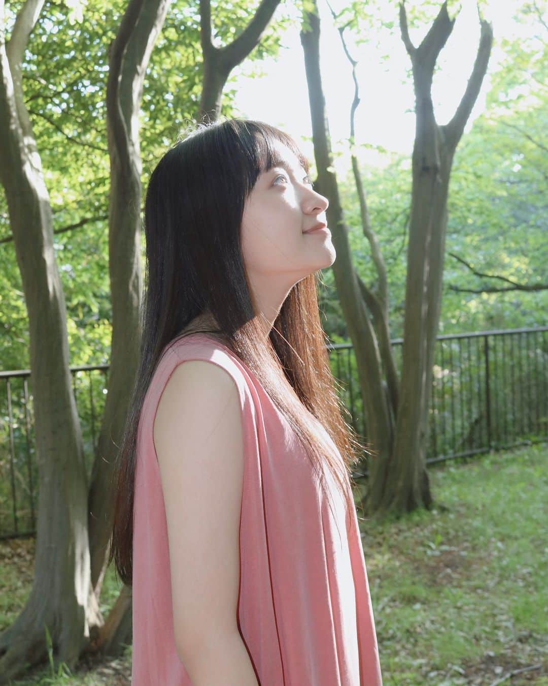 前野えまさんのインスタグラム写真 - (前野えまInstagram)「緑の中で…  Silence reigned in the forest. ・ ・ #goodmorning  #nature  #naturephotography #girlportrait #actress #actor #girl #photography #portrait #japanesegirl #portraitphotography #daily_phot_jpn #japan_daytime_view」4月19日 6時24分 - maeno_ema